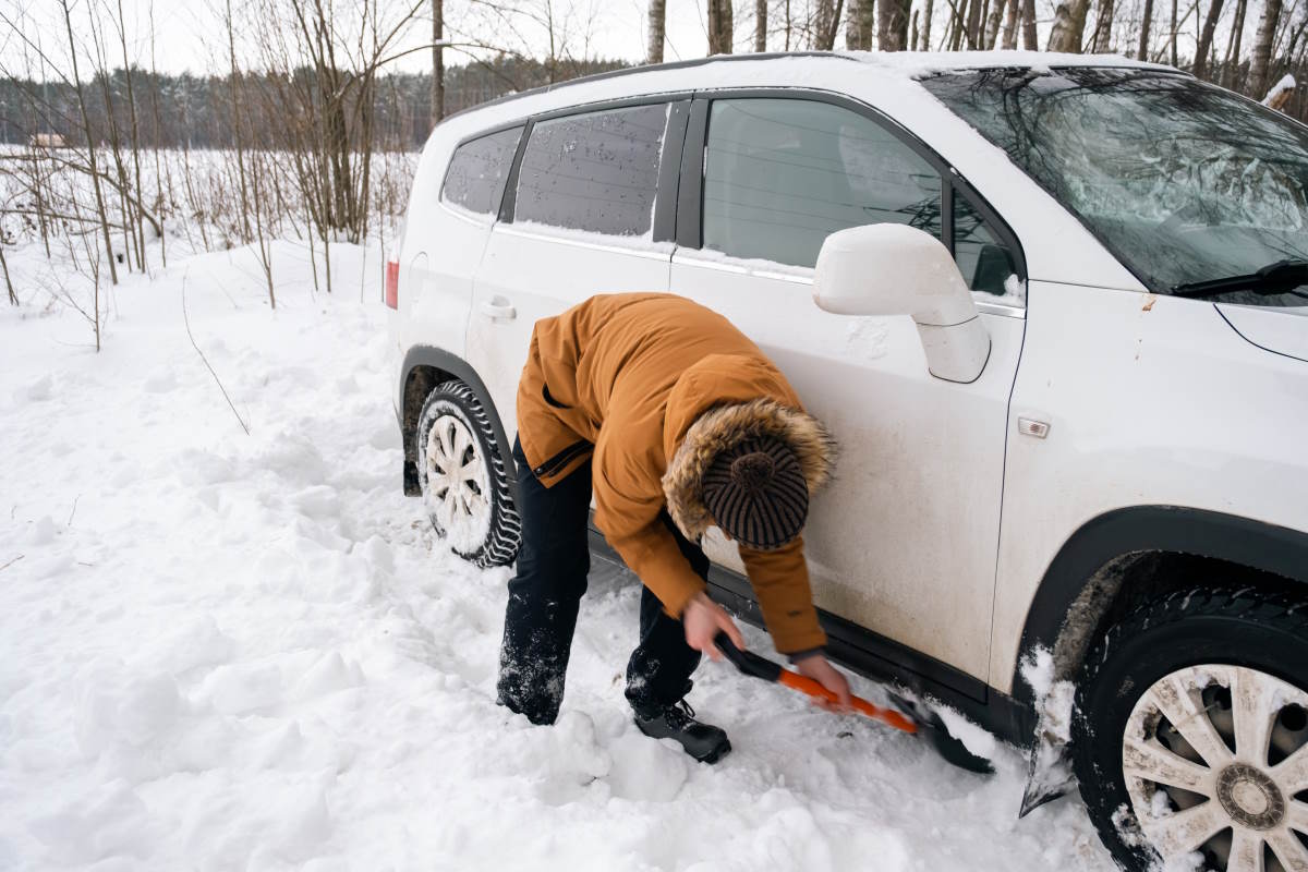Jak zabezpieczyć samochód przed wpływem soli i chemikaliów stosowanych na drogach zimą?
